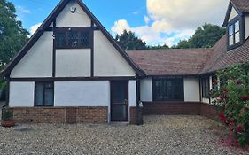 The Reading Three Bedroom Apartment With Gardens, Suitable For Contractors